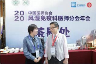 魏琳琳主任在2020年中国医师协会风湿免疫科医师分会年会上与中国医师协会风湿免疫科医师分会副会长、贵阳强直医院名誉院长、北京医院风湿免疫科黄慈波教授探讨交流